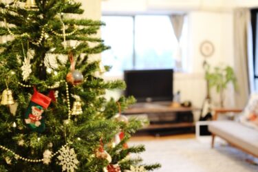 一眼レンズで撮影するクリスマスツリーと子供（６歳男子）へのプレゼント